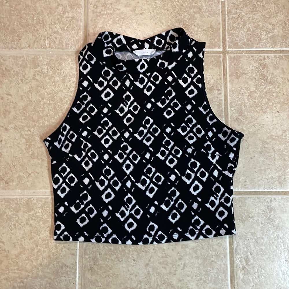 Lush black and white sleeveless crop top large